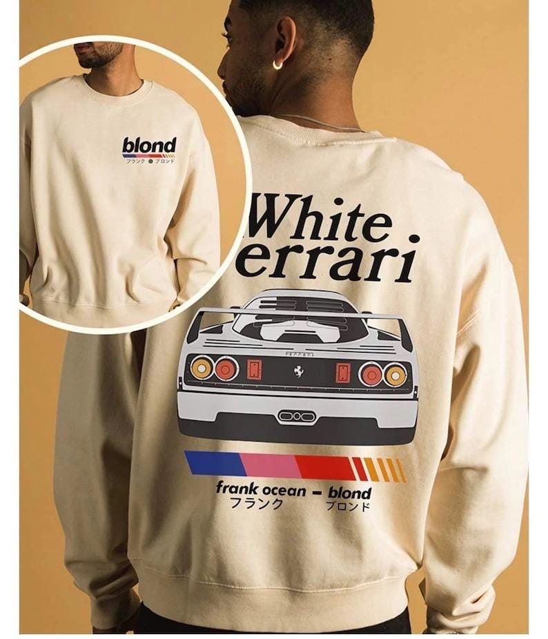 K&ouml;nnte beinhalten: Beiges Sweatshirt mit dem Wort "blond" und japanischem Text auf der Vorderseite. Auf der R&uuml;ckseite steht "White. errari" &uuml;ber einer Autografik, "frank ocean - blond" mit japanischem Text und ein farbenfrohes Streifendesign.