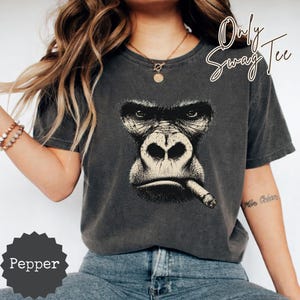 Comfort Colors® Gorilla rökande cigarett T-shirt, rolig gorilla meme-gåva, vintage primatgrafik T-shirt, humoristisk djurtröja