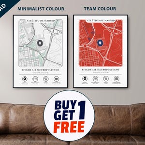 Op de afbeelding: Twee ingelijste prints van een kaart van Riyadh Air Metropolitano, één in minimalistische kleur en de andere in teamkleur. De prints bevatten de tekst "ATLÉTICO DE MADRID" en "RIYADH AIR METROPOLITANO". Een "KOOP 1 KRIJG 1 GRATIS" sticker staat op de voorgrond.