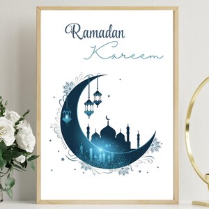 Könnte beinhalten: Ein weißer druckbarer Kunstdruck mit einem blauen Halbmond, einer Moschee und Sternen. Der Text "Ramadan Kareem" ist in blauer Kursivschrift geschrieben.