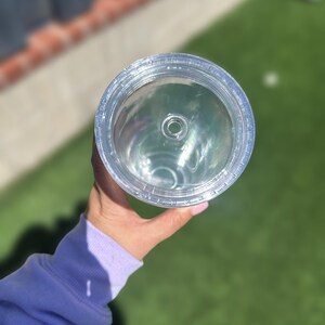 Pode incluir: Tampa de pl&aacute;stico transparente para um copo com um pequeno furo no centro.