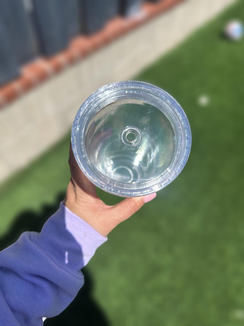 Pode incluir: Tampa de pl&aacute;stico transparente para um copo com um pequeno furo no centro.