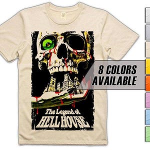 Könnte beinhalten: Beiges T-Shirt mit einem Horror-Motiv eines Schädels mit grünem Auge, Blut und einem Spukhaus. Der Text "The Legend of Hell House" befindet sich unter der Grafik. Der Text "8 Colors Available" ist ebenfalls vorhanden.