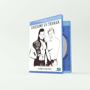 Peut inclure: Un boîtier Blu-ray bleu avec le titre "AWESOME VS TANAKA" en texte blanc. La couverture présente des illustrations en noir et blanc de deux lutteurs. Le boîtier du disque est ouvert, révélant un disque argenté. Le texte "19 COMPLETE MATCHES" est également visible.