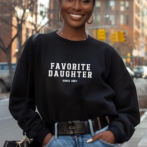 Sudadera universitaria personalizada para hija, cuello redondo, divertida, para chica universitaria, merchandising, fecha estimada, regalo para ella, letras universitarias, suéter retro