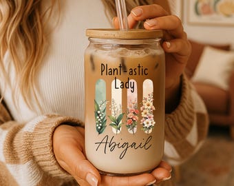 Personalisierte Florale Eiskaffee Glastasse: Geschenk für Pflanzenliebhaber mit Bambusdeckel