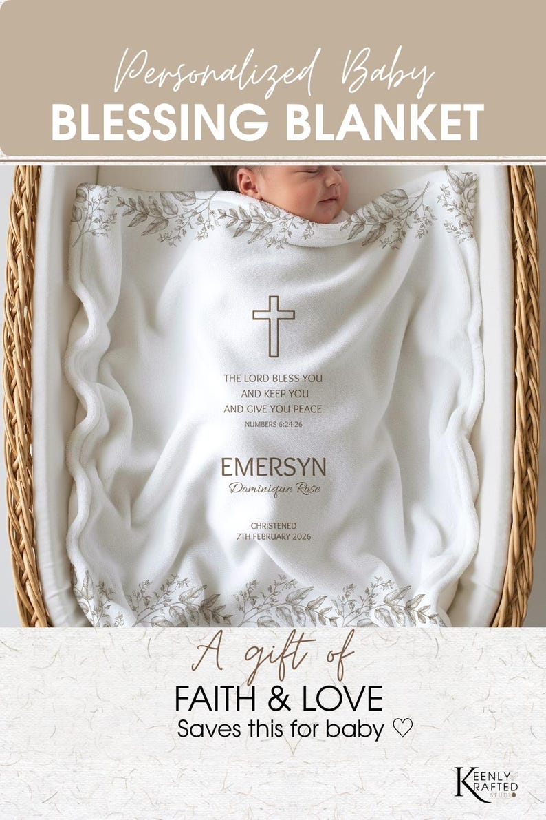 K&ouml;nnte beinhalten: Eine wei&szlig;e Baby-Segensdecke mit Kreuz- und Blumendesign, personalisiert mit Namen und Taufdatum. Die Decke liegt in einem Weidenkorb, mit dem Text "Personalized Baby Blessing Blanket".