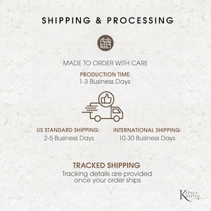 K&ouml;nnte beinhalten: Cremefarbene Grafik mit dem Text "SHIPPING & PROCESSING" oben. Darunter steht "MADE TO ORDER WITH CARE" und "PRODUCTION TIME: 1-3 Business Days." Weiter unten steht "US STANDARD SHIPPING: 2-5 Business Days" und "INTERNATIONAL SHIPPING: 10-30 Business Days."