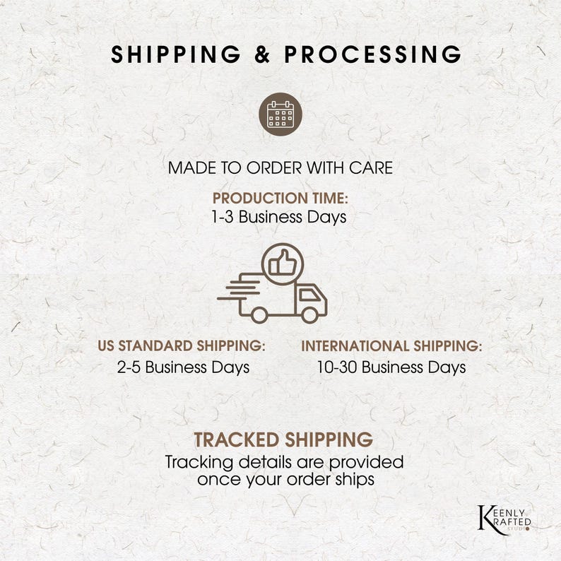 K&ouml;nnte beinhalten: Cremefarbene Grafik mit dem Text "SHIPPING & PROCESSING" oben. Darunter steht "MADE TO ORDER WITH CARE" und "PRODUCTION TIME: 1-3 Business Days." Weiter unten steht "US STANDARD SHIPPING: 2-5 Business Days" und "INTERNATIONAL SHIPPING: 10-30 Business Days."