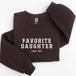 Sudadera con capucha para hija favorita, regalo personalizado para un miembro de la familia, camiseta para el niño favorito, divertida camiseta de cuello redondo para hija, atuendo para nieta, camiseta para hermana