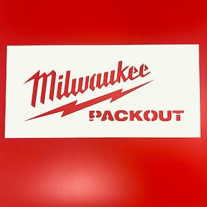 Pode incluir: Estêncil branco com o logotipo da Milwaukee e o texto "PACKOUT" em vermelho.