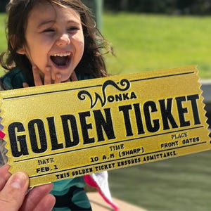 Puede incluir: Un boleto dorado con las palabras "Wonka Golden Ticket" impresas en negro. El boleto tiene la fecha "Feb. 1", la hora "10 A.M. (SHARP)" y el lugar "FRONT GATES". El texto "THIS GOLDEN TICKET ENSURES ADMITTANCE." está impreso en el boleto.