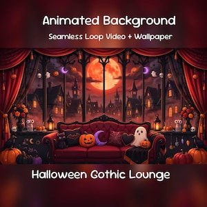 Può includere: Animated Background Seamless Loop Video + Wallpaper Halloween Gothic Lounge. Un'illustrazione digitale di un divano in velluto rosso davanti a una grande finestra che si affaccia su un villaggio spettrale sotto la luna piena, decorato con zucche, fantasmi e pipistrelli.