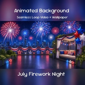 Puede incluir: Animated Background Seamless Loop Video + Wallpaper July Firework Night. Una escena nocturna con el horizonte de una ciudad bajo un cielo lleno de fuegos artificiales rojos, blancos y azules. Un patio con un sofá, luces en forma de estrella y banderines.