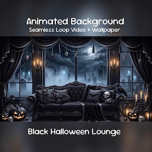 Può includere: Animated Background Seamless Loop Video + Wallpaper Black Halloween Lounge. Un divano nero trapuntato si trova davanti a una finestra che si affaccia su un cimitero nebbioso con zucche, teschi, pipistrelli, ragni e corvi in una stanza buia.