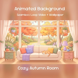 Puede incluir: Animated Background Seamless Loop Video + Wallpaper Cozy Autumn Room. Una escena de sala de estar con un sofá beige, un gato naranja, dos mesas auxiliares y grandes ventanales que muestran un jardín otoñal con árboles, plantas colgantes y guirnaldas de luces.