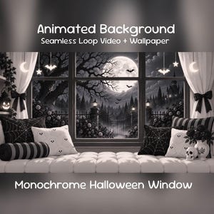 Pode incluir: Animated Background Seamless Loop Video + Wallpaper Monochrome Halloween Window. Uma vista de janela com lua cheia, árvores e um castelo, com cortinas brancas, laços pretos, almofadas de teia de aranha, almofadas de fantasmas e um crânio num banco.