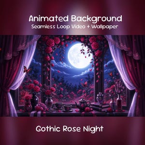 Op de afbeelding: Animated Background Seamless Loop Video + Wallpaper Gothic Rose Night. Een raamuitzicht 's nachts met een volle maan, rode rozen, donkere gordijnen, een theepot, theekopjes en vlinders. De scène bevat diepe paarse en rode kleurtinten.