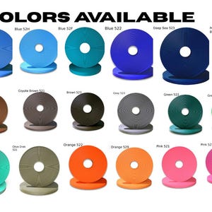 K&ouml;nnte beinhalten: Eine Farbkarte mit 18 verschiedenen Farben von Gurtband, jede Farbe wird durch einen Kreis aus Gurtband dargestellt. Die Farben umfassen Schwarz, Braun, Coyote-Braun, Gr&uuml;n, Olivgr&uuml;n, Orange, Pink und Blau.