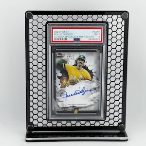 Puede incluir: Un soporte de exhibici&oacute;n negro que sostiene una tarjeta de b&eacute;isbol. La tarjeta presenta una imagen de Rollie Fingers con uniforme amarillo y verde, con su firma. La tarjeta est&aacute; etiquetada como "2024 Finest" y "Autograph-Black Refractor".