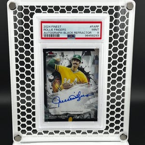 Puede incluir: Tarjeta de b&eacute;isbol de Rollie Fingers con aut&oacute;grafo, en un estuche protector. La tarjeta est&aacute; etiquetada como "2024 Finest Autograph-Black Refractor". Se muestra en un marco blanco con dise&ntilde;o de panal y cierres magn&eacute;ticos.
