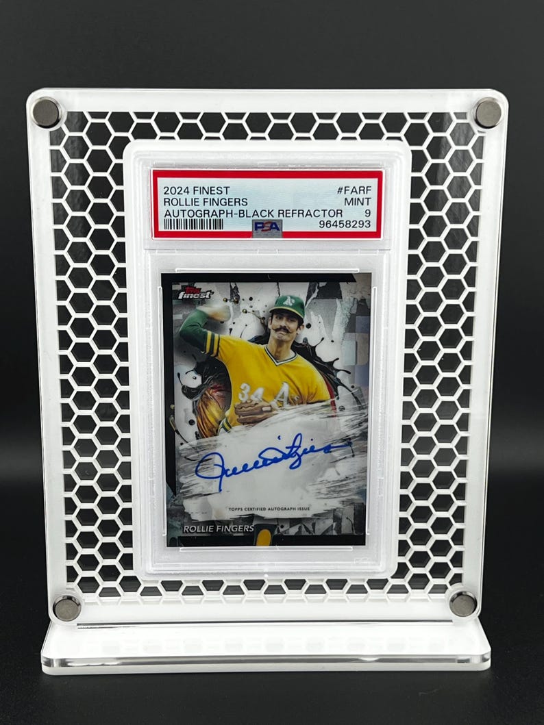 Puede incluir: Tarjeta de b&eacute;isbol de Rollie Fingers con aut&oacute;grafo, en un estuche protector. La tarjeta est&aacute; etiquetada como "2024 Finest Autograph-Black Refractor". Se muestra en un marco blanco con dise&ntilde;o de panal y cierres magn&eacute;ticos.