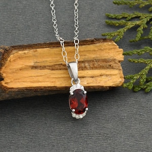 Colgante de medio halo de granate rojo natural de 1 quilate para mujer, oro blanco de 14 k, granate de 7 x 5 mm, colgante hecho a mano de corte ovalado, joyería minimalista de moissanita