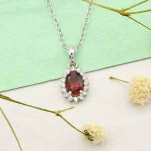 Colgante de granate ovalado con halo moderno, 0,60 quilates, colgante de granate de corte ovalado de 6 x 4 mm con engaste micropavé, regalo de piedra natal de enero, piedra preciosa roja