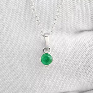 Pingente solitário de corte redondo de esmeralda natural de 4 mm em ouro branco 14k colar com pingente minimalista para mulheres, colar com pingente de charme para mulheres