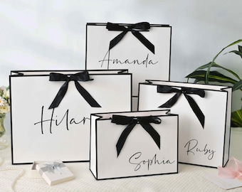 Presentpåsar med personligt namn, presentpåsar med fluga i papper, tackpresentpåsar, presentpåsar med brudtärna, presentpåse med möhippa