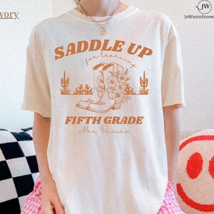 Sattel oben für das Lernen der fünften Klasse Lehrer-T-Shirt-5