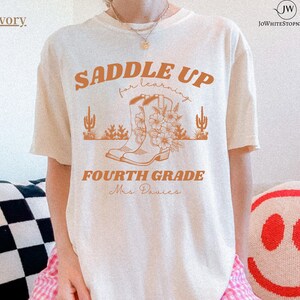 Sattel oben für das Lernen der vierten Klasse Lehrer-T-Shirt-4. Klasse Lehrer Vintage Style Western Shirt-Zurück zu Schule-Boho Cowgirl Lehrer Shirt