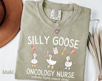 Koszulka Comfort Color Silly Goose dla pielęgniarki onkologicznej - Koszulka onkologiczna - Prezent dla pielęgniarki chemioterapii Goose - Koszulka ONC - Prezent na ukończenie szkoły ONC - Koszulka pielęgniarki onkologicznej
