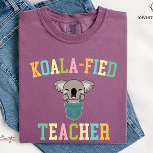 コアラになった先生のTシャツ | ポケットの中のコアラ、面白い先生へのプレゼント、卒業祝い、新学期シャツ、コアラ好きのシャツ、コアラになったシャツ