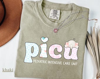 Camiseta con flores de enfermera de UCIP en color cómodo - Camiseta de unidad de cuidados intensivos pediátricos - Regalo de UCIP - Camiseta de enfermera de UCIP - Camiseta de UCIP pediátrica - Camiseta de tripulación de UCIP