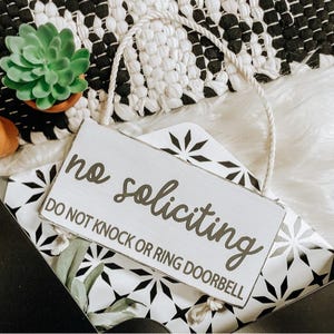 No soliciting, mini sign, mini hanging sign, home decor, entryway decor, hanging door sign, no soliciting sign, do not ring doorbell