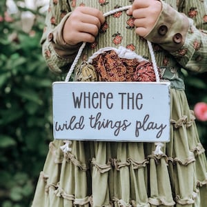 Wo die wilden Dinger spielen, Mini Schild zum Aufhängen, Spielzimmer Dekoration, Holzschild für´s Kinderzimmer, Deko fürs Kinderzimmer