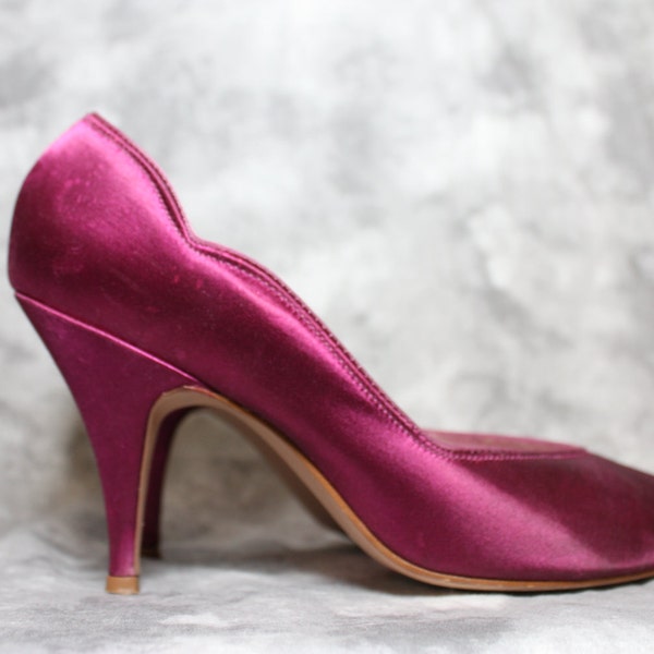 SALE 40% OFF - vintage pink/fushia satin scalloped heels size 7.5
