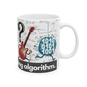Könnte beinhalten: Eine weiße Keramiktasse mit einer Schwarzweißillustration einer Gitarre, einem Fragezeichen und einem blauen Kreis mit dem Binärcode 1010 0101 1001. Der Text "ing algorithm." ist auf der Unterseite der Tasse aufgedruckt.