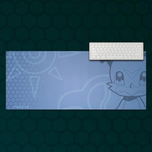 Puede incluir: Una alfombrilla de escritorio rectangular en tonos azul claro con un gráfico de personaje estilizado a la derecha, un emblema solar a la izquierda y un patrón hexagonal de fondo. Un teclado mecánico blanco se sitúa en la esquina superior derecha.