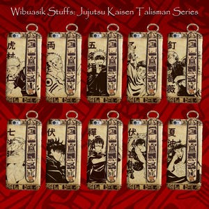 Puede incluir: Una colección de fundas para teléfonos con personajes de la serie de anime Jujutsu Kaisen. Cada funda tiene un fondo beige con una ilustración de personaje y texto japonés. Las fundas tienen una correa de cuero y un lazo de metal en la parte superior.