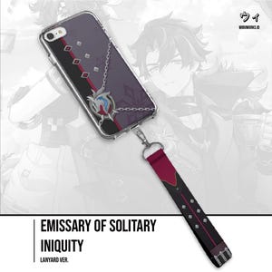 Puede incluir: Funda transparente para teléfono con cordón. El diseño es morado oscuro con una franja roja y una cadena plateada. El cordón es negro y burdeos con detalles plateados. El texto en la funda dice "EMISSARY OF SOLITARY INIQUITY".