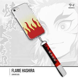 Peut inclure: Coque de téléphone transparente avec un motif de flammes rouges et jaunes. La coque est attachée à une lanière noire avec des motifs de flammes rouges et du texte japonais. Le texte "FLAME HASHIRA" est imprimé en bas.