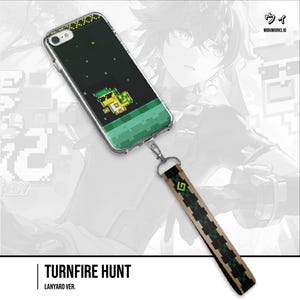 Pode incluir: Capa de telemóvel transparente com um design pixelizado com uma personagem verde e amarela num fundo preto. A capa está presa a um cordão com um padrão geométrico verde e castanho. O texto "TURNFIRE HUNT" está na parte inferior.