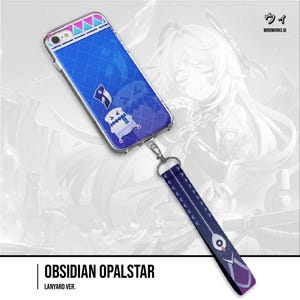 Könnte beinhalten: Transparente Handyhülle mit blauem Rautenmuster und Cartoon-Grafiken. Sie hat ein passendes Schlüsselband mit einem dunkelblauen Muster und einem silbernen Verschluss. Der Text "OBSIDIAN OPALSTAR" befindet sich unten.