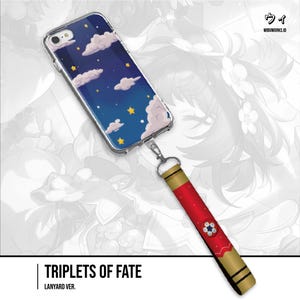 Könnte beinhalten: Transparente Handyhülle mit Nachtdesign, Wolken und Sternen. Inklusive rotem und goldenem Schlüsselband mit floralem Akzent. Der Text "TRIPLETS OF FATE" ist unten abgebildet.