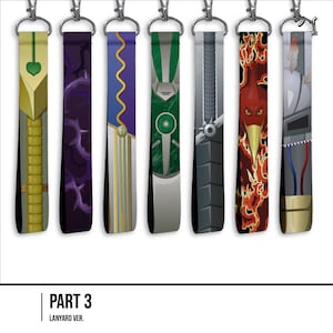 Puede incluir: Siete cordones de tela con cierres de mosquetón de metal, cada uno con patrones gráficos distintos que incluyen un diseño segmentado amarillo, espinas moradas, rayas azules y doradas, armadura verde, un patrón mecánico gris, un pájaro rojo y armadura gris.