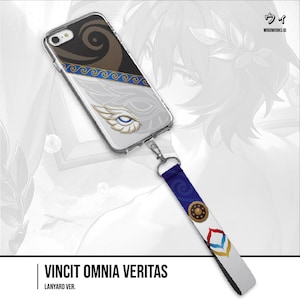 Puede incluir: Funda transparente para teléfono con cordón, con un diseño con acentos marrones, azules y blancos. La funda tiene un gráfico de ojo estilizado y el texto "VINCIT OMNIA VERITAS". El cordón es azul y blanco con un cierre metálico.