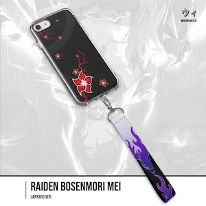 Puede incluir: Funda de teléfono negra con un diseño floral rojo y un cordón a juego. El cordón presenta un diseño de llama púrpura y un cierre plateado. El texto "RAIDEN BOSENMORI MEI" se muestra en la parte inferior de la imagen.