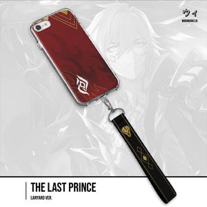 以下が含まれることがあります： 赤と金のデザインの透明な携帯電話ケース。黒いストラップが付いています。携帯電話ケースには炎のような模様と白いロゴがあります。ストラップには金のエンブレムと幾何学模様があります。下部のテキストは「THE LAST PRINCE LANYARD VER.」と書かれています。